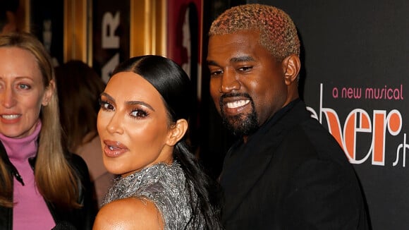 Kim Kardashian surpreende ao mostrar fotos do álbum de Natal com Kanye e filhos