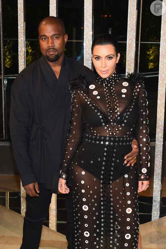 Look de Kim Kardashian surpreendeu por contrastar com o do resto da família, nas fotos do álbum de natal