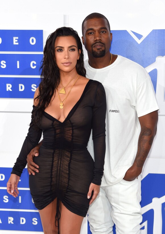Kim Kardashian posou com os três filhos e maridos em superprodução para álbum de natal