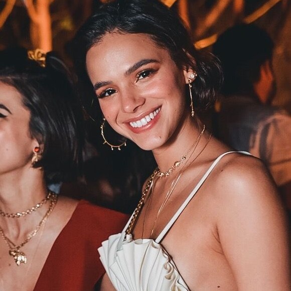 Bruna Marquezine foi vista aos beijos em uma festa em Noronha com o artista plástico