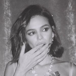 Bruna Marquezine apareceu neste domingo (30) em um clique sexy do fotógrafo Gonçalo Silva