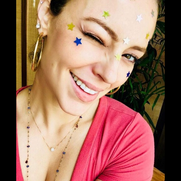 Se a proposta é uma maquiagem de Réveillon divertida, faça como Paolla Oliveira e cole estrelinhas na pele natural