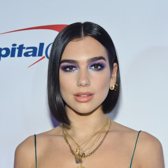 Inspirada em Dua Lipa: a maquiagem roxa usada pela cantora pode ser aposta para sua maquiagem de Réveillon color