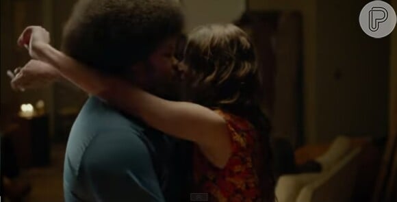 Alinne Moares e Babu Santana se beijam no filme 'Tim Maia'
