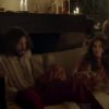 Cauã Reymond e Alinne Moraes aparecem sentados em um sofá no trailer do filme 'Tim Maia' (16 de setembro de 2014)