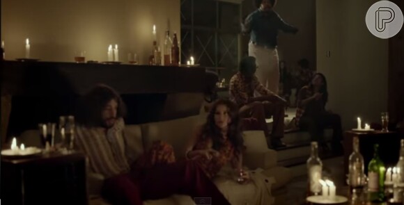 Cauã Reymond e Alinne Moraes aparecem sentados em um sofá no trailer do filme 'Tim Maia' (16 de setembro de 2014)