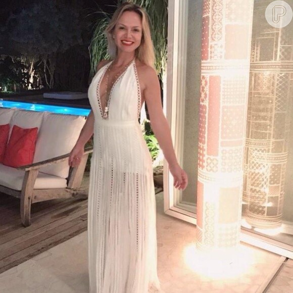 No Réveillon 2019, Eliana usou um vestido longo branco com decote profundo e transparência elegante