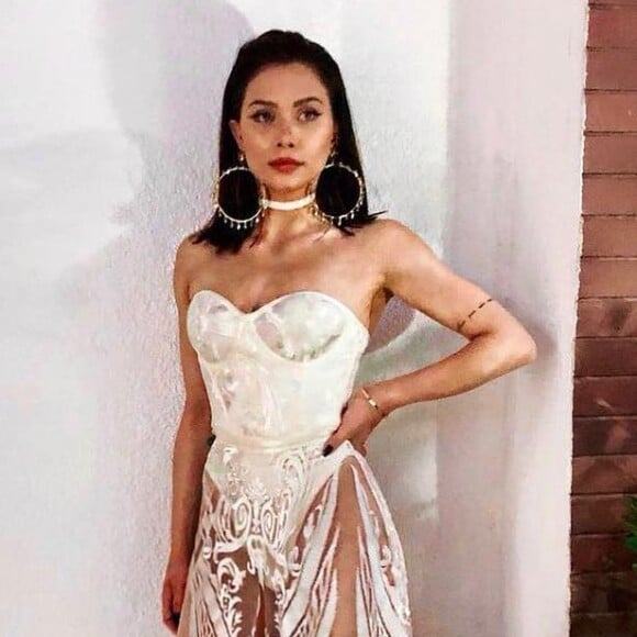 Sensual! Flávia Pavanelli usou um vestido longo branco todo bordado e com decote tomara que caia no look do Réveillon 2019