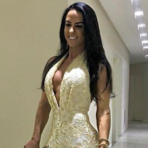 Graciele Lacerda apostou no vestido nude longo e com transparência no Réveillon 2019