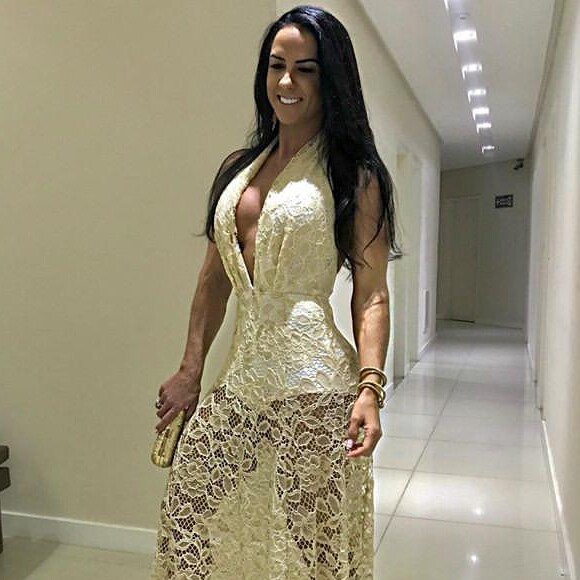 Graciele Lacerda apostou no vestido nude longo e com transparência no Réveillon 2019