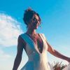 O vestido longo branco com decote mega profundo babados na barra foi a escolha de Juliana Paes para o look do Réveillon 2019