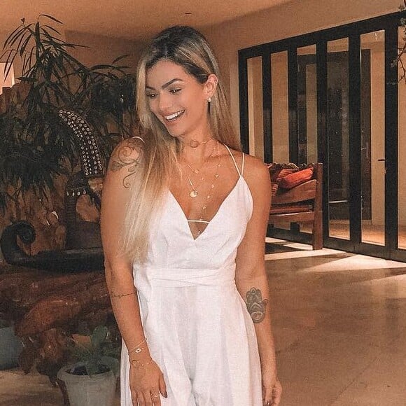 Delicada: Kelly Key apostou no clássico vestido branco de alcinha para o Réveillon 2019