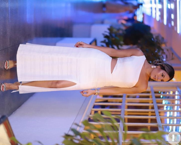 Thyane Dantas apostou no vestido branco de um ombro só para o look do Réveillon 2019