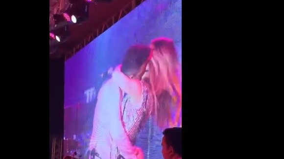 Gusttavo Lima beijou a mulher, Andressa Suita, ao recebê-la durante show de réveillon em Aparecida de Goiânia, nesta segunda-feira, 31 de dezembro de 2018