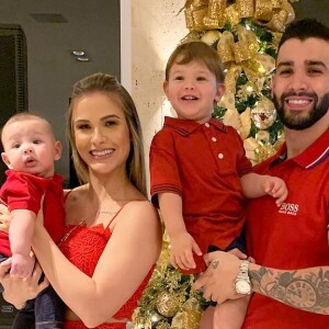 Andressa Suita, Gusttavo Lima e os filhos combinaram roupa vermelha no dia de Natal