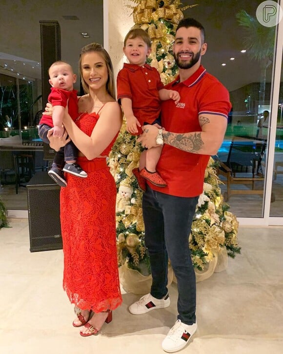 Andressa Suita, Gusttavo Lima e os filhos combinaram roupa vermelha no dia de Natal