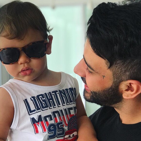 Gusttavo Lima usou o bom humor para retribuir elogio feito ao filho mais velho, Gabriel: 'Esse foi caprichado. Tirei uma noite inteira para fazê-lo'
