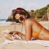 Bruna Marquezine apostou em um biquíni coral para o dia de sol em Fernando de Noronha e, ao postar a foto, citou uma poesia de Rupi Kaur