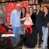 Giovanna Antonelli posa com a família em lançamento de livro
