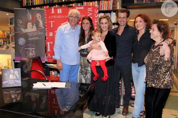 Giovanna Antonelli posa com a família em lançamento de livro