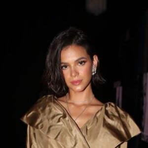 Mais alta em fotos, Bruna Marquezine esclarece: 'É o ângulo. Truques da fotógrafa modelo'