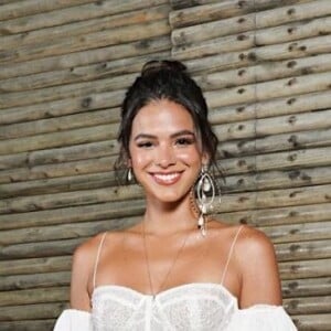 'Bom dia para você que acordou às 15h, resfriados, não levantou da cama até agora e pediu um yakisoba e pizza doce de sobremesa pelo telefone', disse Bruna Marquezine ao chegar no Rio de Janeiro