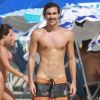 Bruno Montaleone critica repercussão de foto sem camisa na praia