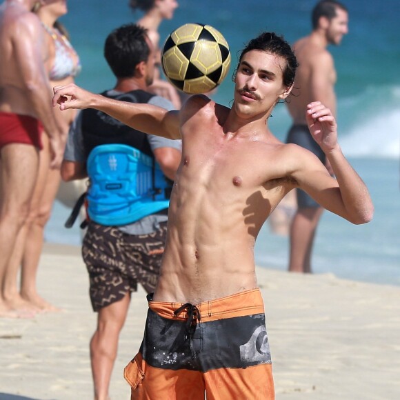 Bruno Montaleone teve fotos durante partida de altinha repercutida na web por estar com o cós da bermuda embaixo 