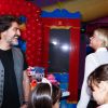 O namorado da apresentadora, Junno Andrade, acompanhou Xuxa na inauguração da Casa X em Uberlândia (MG)