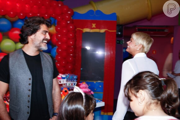 O namorado da apresentadora, Junno Andrade, acompanhou Xuxa na inauguração da Casa X em Uberlândia (MG)