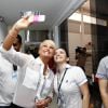 Sempre atenciosa, Xuxa faz selfie com os funcionários do aeroporto