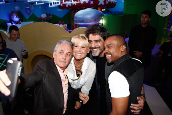 Xuxa faz selfie com os amigos Otávio Mesquita e Alexandre Pires, e o namorado, Junno Andrade