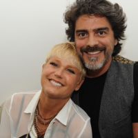 Xuxa viaja com o namorado, Junno Andrade, para inaugurar mais uma Casa X, em MG