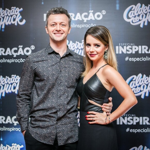 Sandy cantou a música-tema de Power Rangers gravada por ela e o irmão, Junior Lima, ao dar banho no filho