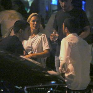 Fiorella Mattheis e namorado, Roberto Marinho Neto, curtem resenha com amigos no restaurante Sushi Leblon, na zona sul do Rio de Janeiro