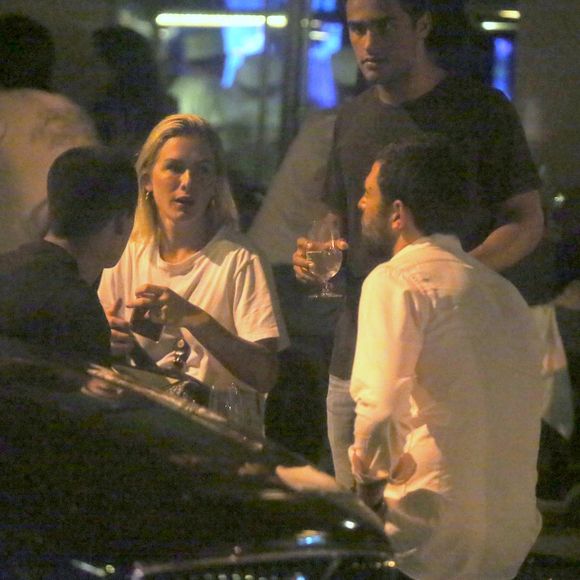 Fiorella Mattheis bate-papo com amigos e namorado herdeiro da TV Globo