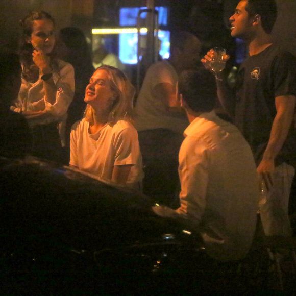 Fiorella Mattheis apostou em look básico e casual para curtir noite carioca