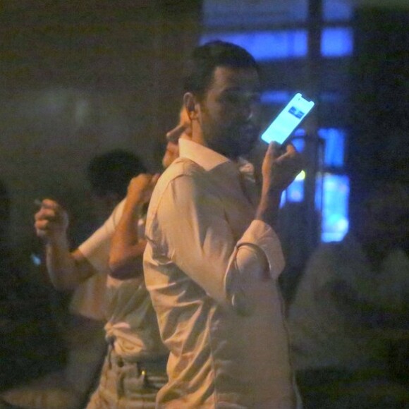 Namorado de Fiorella Mattheis, Roberto Marinho Neto é fotografado falando ao celular