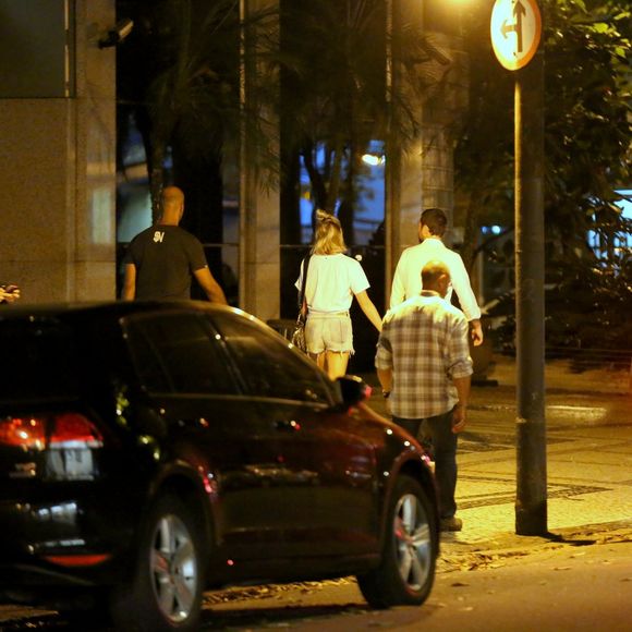 Fiorella Mattheis e namorado, Roberto Marinho Neto, deixam restaurante Sushi Leblon acompanhado de segurança