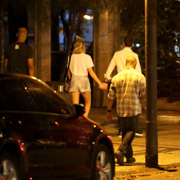 Fiorella Mattheis e namorado, Roberto Marinho Neto, curtem resenha com amigos no restaurante Sushi Leblon, na zona sul do Rio de Janeiro, e deixam local acompanhado de seguranças, na noite desta quarta-feira, 09 de janeiro de 2019