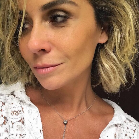 Giovanna Antonelli também gosta de acessórios minimalistas