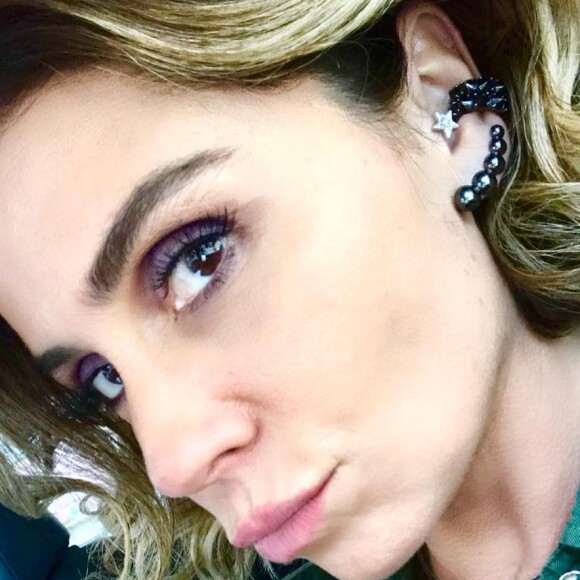 Brincos de formatos diferentes também são acessórios favoritos de Giovanna Antonelli