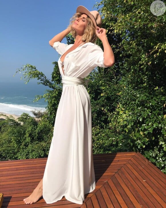 Giovanna Antonelli também curte looks clean e em tons neutros, como o vestido longo branco