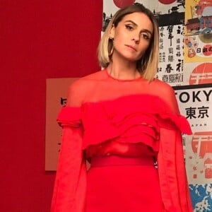 Monocromático! Giovanna Antonelli já apostou em vestido e sandálias vermelhos