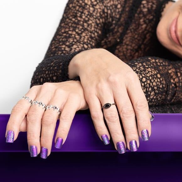 O esmalte roxo com brilho é uma das apostas frequentes de Giovanna Antonelli