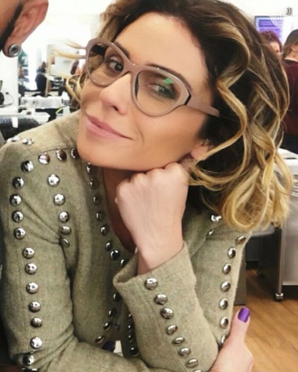 As armações de óculos de grau de Giovanna Antonelli também são grandes e estilosas
