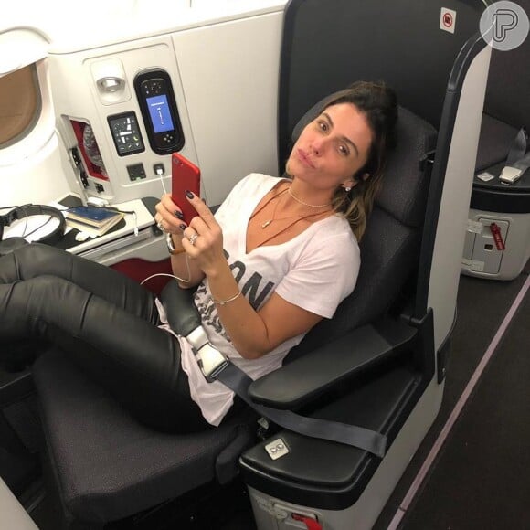 Para viajar, calça preta de couro t-shirt fazem parte do look de Giovanna Antonelli