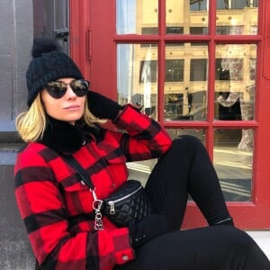 Estilosa em viagens! Giovanna Antonelli gosta de usar touca e cores fortes nos looks de frio