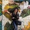 Calça jeans e tênis fazem parte dos looks de street de Giovanna Antonelli