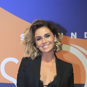 Lingerie à mostra! Em um evento da nova "Segundo Sol", Giovanna Antonelli apostou em terno e calça de alfaiataria com o sutiã de renda em destaque